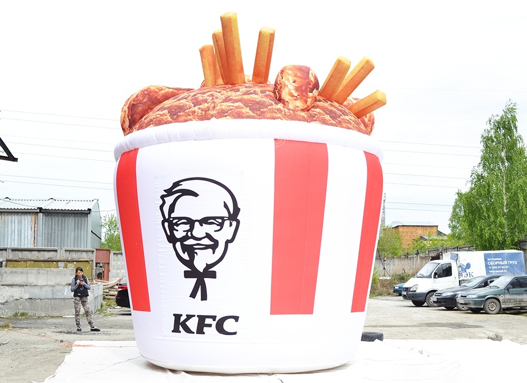 Огромная надувная фигура-копия Баскета для сети ресторанов KFC в Москву.