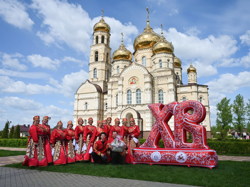 Пасха: оформление праздника надувными фигурами